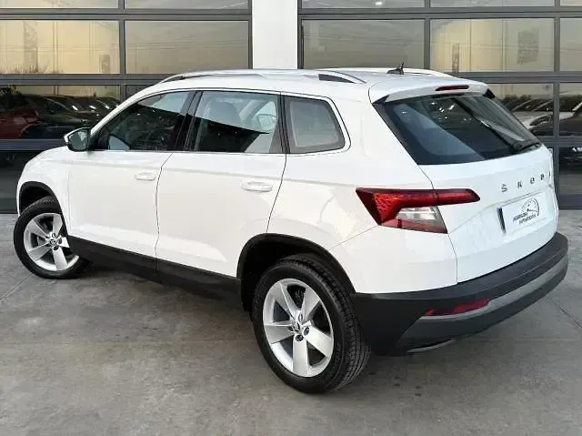 Usado Skoda Karoq Ambition 150 CV (110 kW) 2023 Blanco SUV