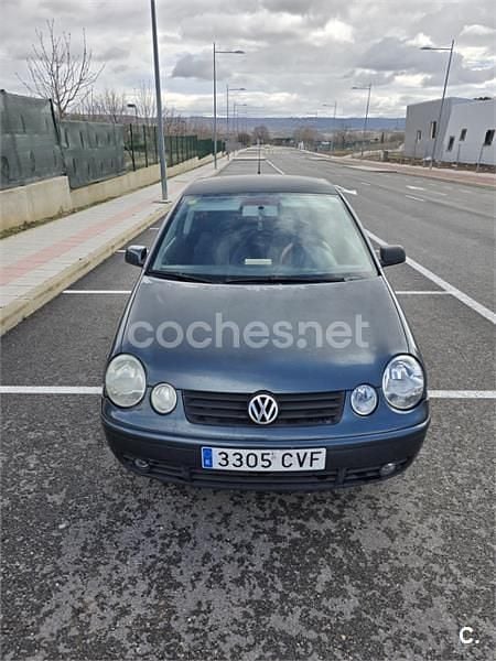 Usado VW Polo Highline 100 CV (73 kW) 2004 Gris / plata Utilitario