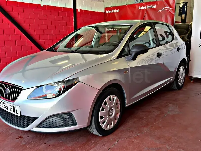 Usado Seat Ibiza Reference 90 CV (66 kW) 2010 Gris / plata Berlina