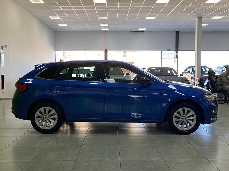Usado Skoda Scala 110 CV (80 kW) 2022 Azul Utilitario