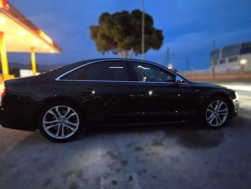 Usado Audi S8 Ambiente 519 CV (381 kW) 2012 Negro Berlina
