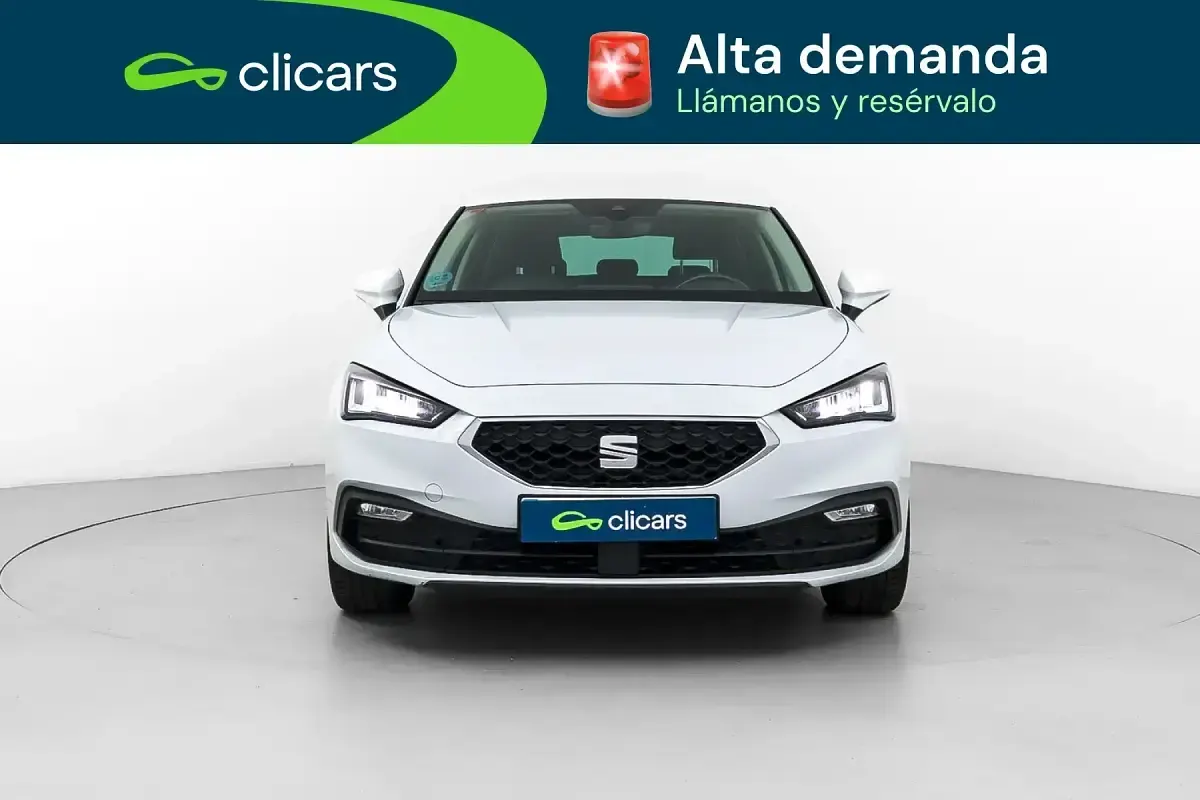 Usado Seat Leon Style 130 CV (95 kW) 2021 Blanco Berlina