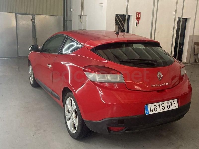 Usado Renault Mégane Dynamique 105 CV (77 kW) 2010 Rojo Berlina