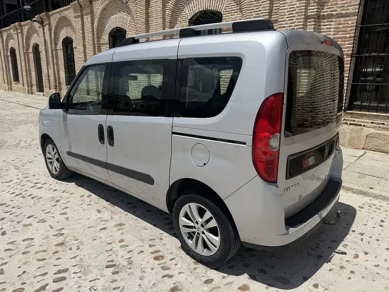 Usado Opel Combo Expression 90 CV (66 kW) 2016 Gris / plata Monovolumen