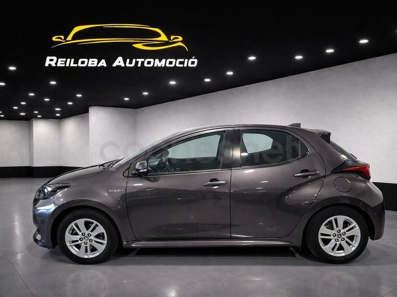 Usado Toyota Yaris Hybrid Active 116 CV (85 kW) 2021 Gris / plata Berlina