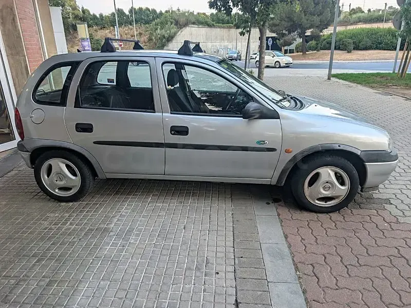 Usado Opel Corsa 65 CV (47 kW) 1999 Gris / plata Berlina
