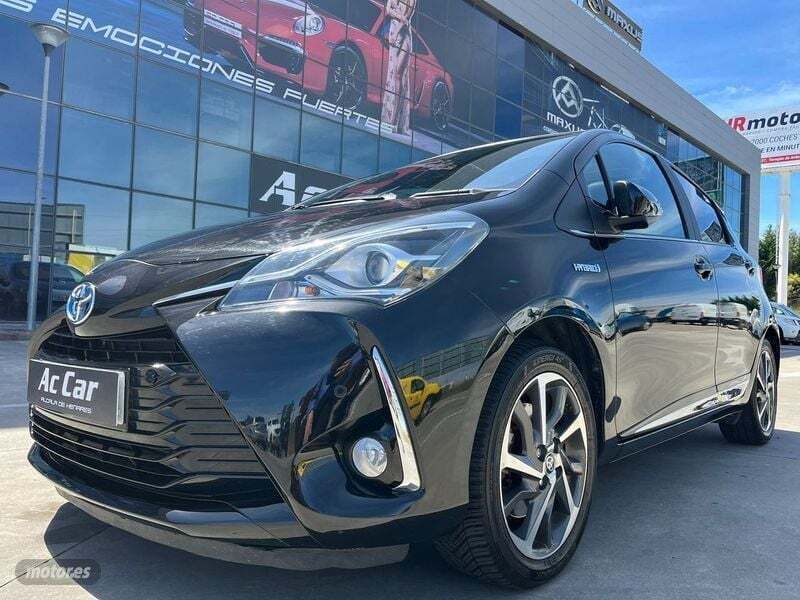 Usado Toyota Yaris Hybrid Advance 100 CV (73 kW) 2017 Negro Berlina