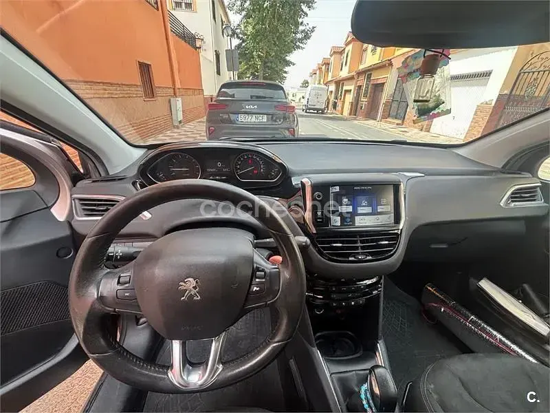 Usado Peugeot 208 Allure 95 CV (69 kW) 2012 Violeta / lila Utilitario