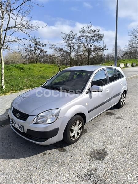 Usado Kia Rio EX 97 CV (71 kW) 2006 Gris / plata Berlina