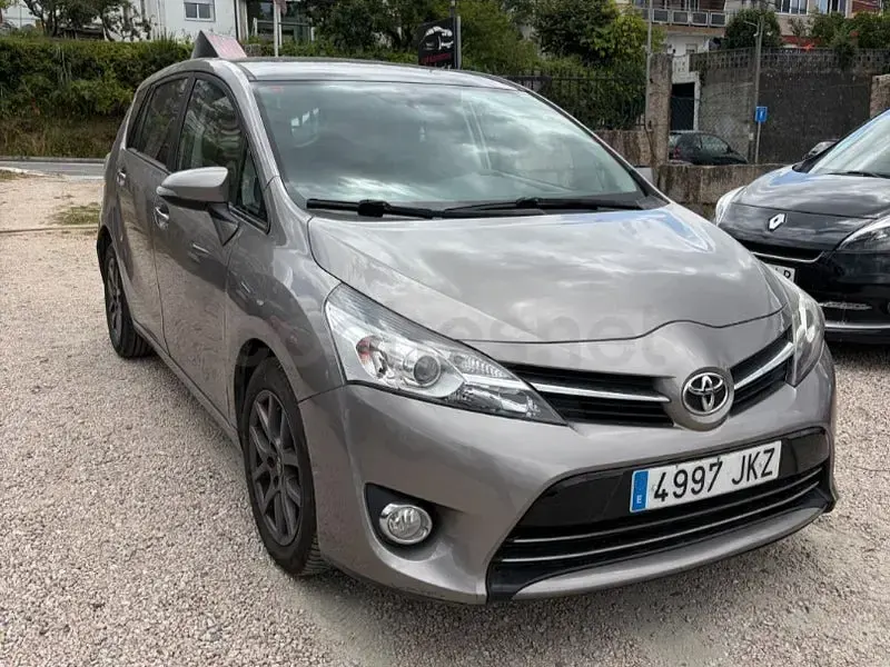 Usado Toyota Verso Comfort 112 CV (82 kW) 2015 Beige Monovolumen