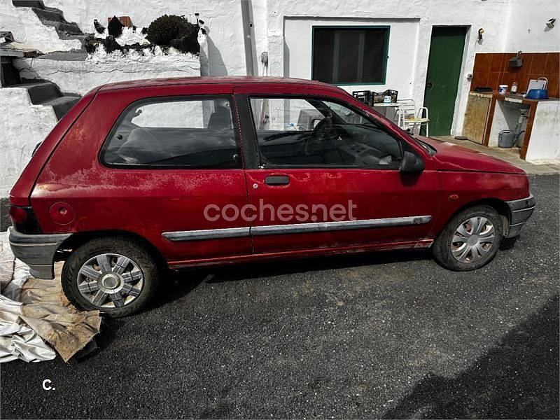 Usado Renault Clio 60 CV (44 kW) 1995 Rojo Berlina