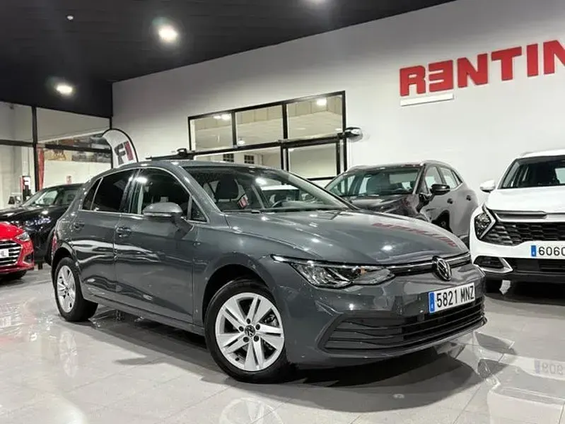 Usado VW Golf VIII Life 110 CV (80 kW) 2024 Gris / plata Berlina