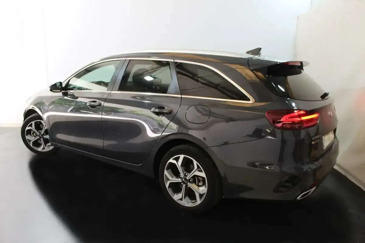 Usado Kia Ceed 141 CV (103 kW) 2021 Gris / plata Utilitario