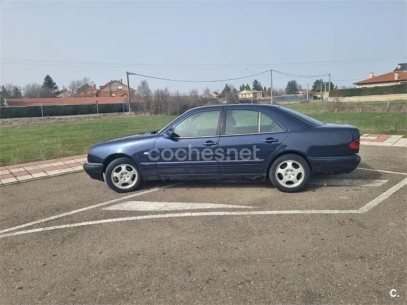 Usado Mercedes E220 Classic 95 CV (69 kW) 1997 Azul Berlina