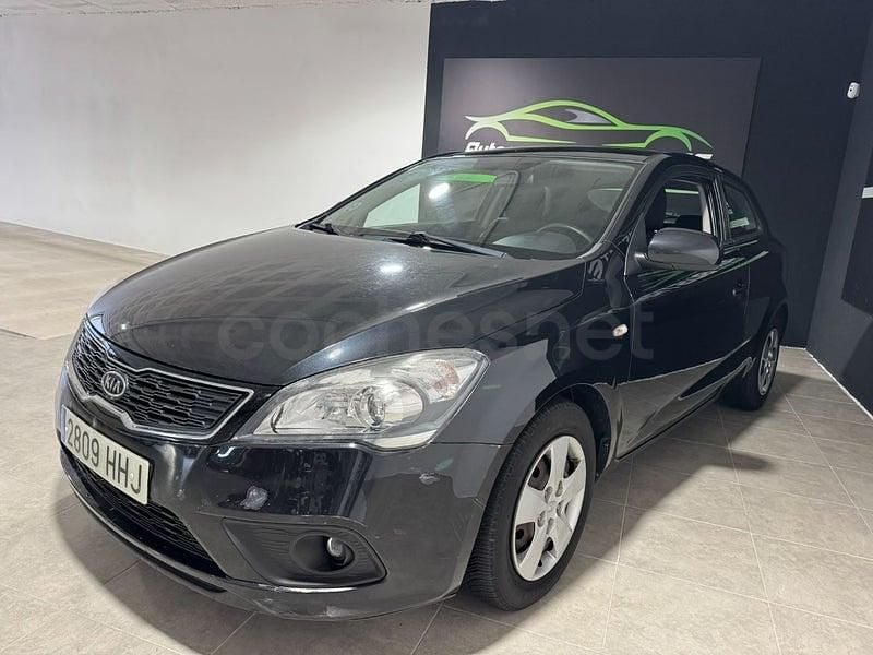Usado Kia ProCeed 90 CV (66 kW) 2011 Negro Utilitario