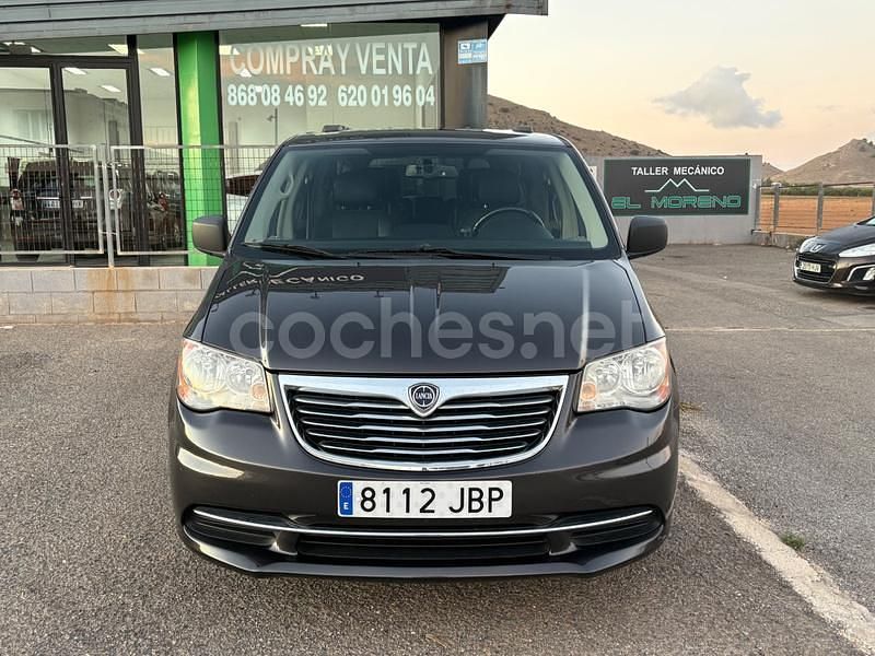 Usado Lancia Voyager Platinum 178 CV (130 kW) 2014 Gris / plata Monovolumen