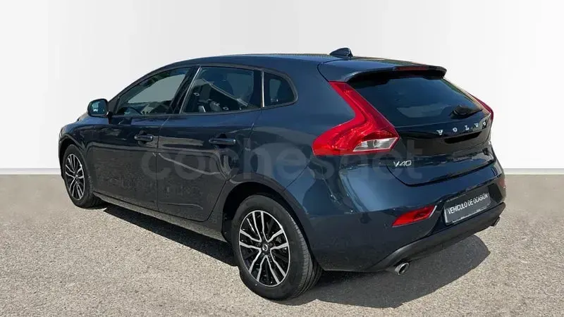 Usado Volvo V40 Momentum 120 CV (88 kW) 2018 Azul Berlina