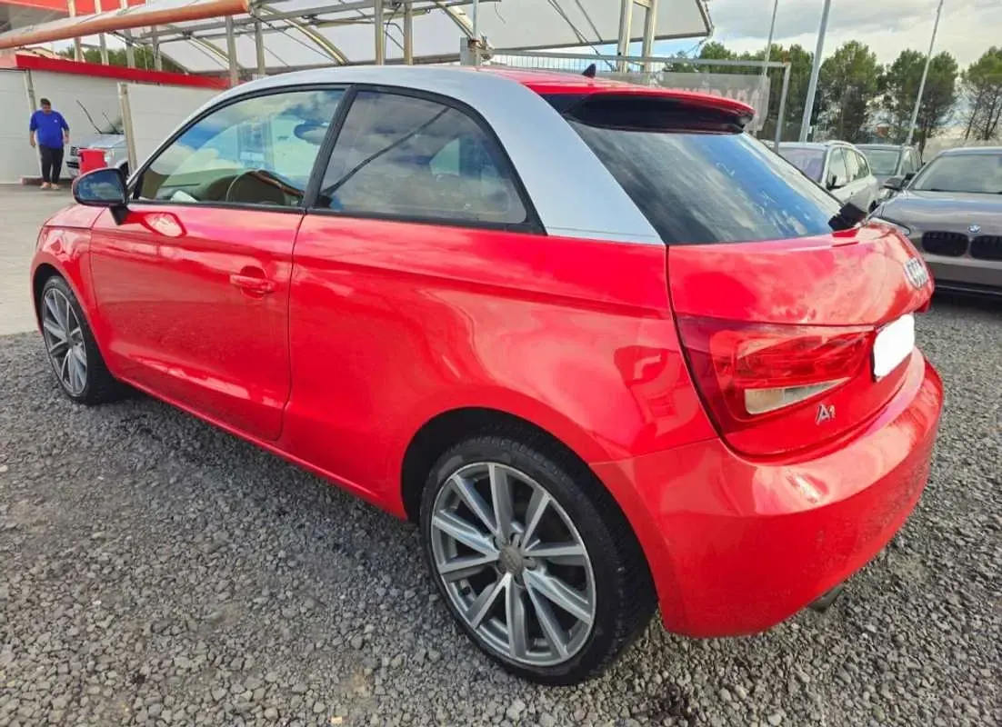 Usado Audi A1 Ambition 105 CV (77 kW) 2011 Rojo Utilitario