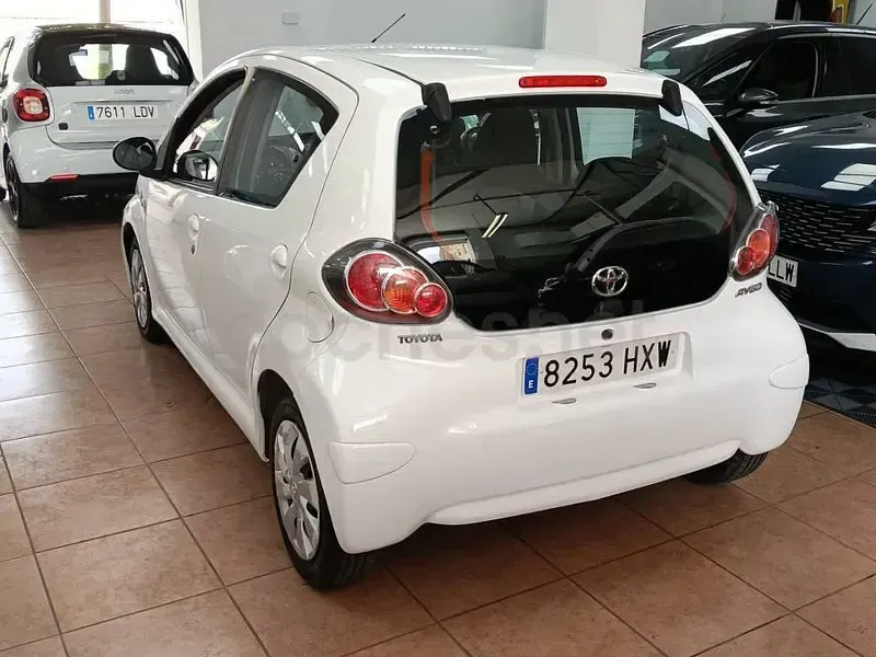 Usado Toyota Aygo City 68 CV (50 kW) 2014 Blanco Utilitario