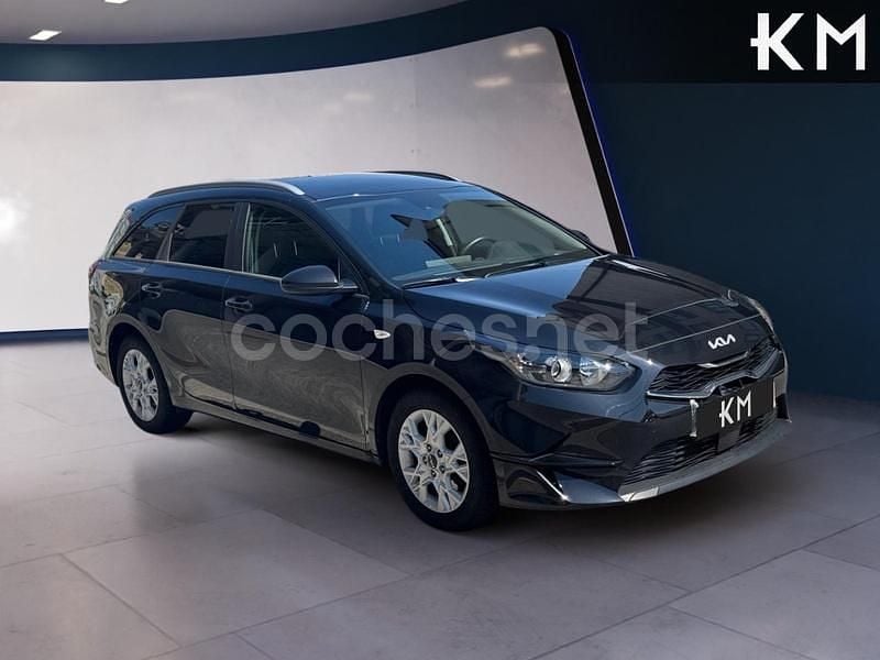 Usado Kia Ceed 120 CV (88 kW) 2023 Negro Utilitario