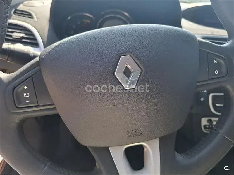 Usado Renault Mégane GrandTour Dynamique 130 CV (95 kW) 2009 Granate Familiar
