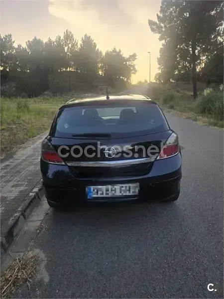 Usado Opel Astra Cosmo 100 CV (73 kW) 2008 Negro Berlina