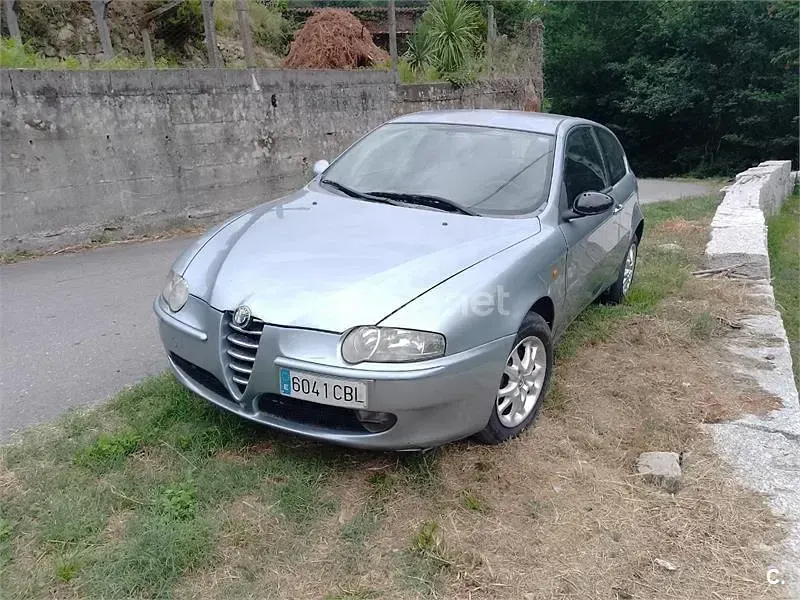 Usado Alfa Romeo 147 Progression 105 CV (77 kW) 2002 Gris / plata Utilitario