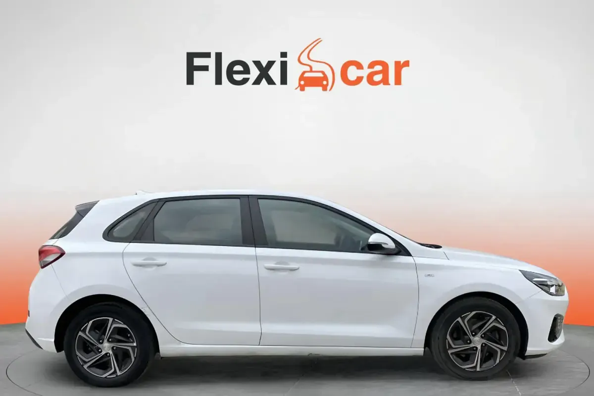 Usado Hyundai i30 136 CV (100 kW) 2022 Blanco Berlina