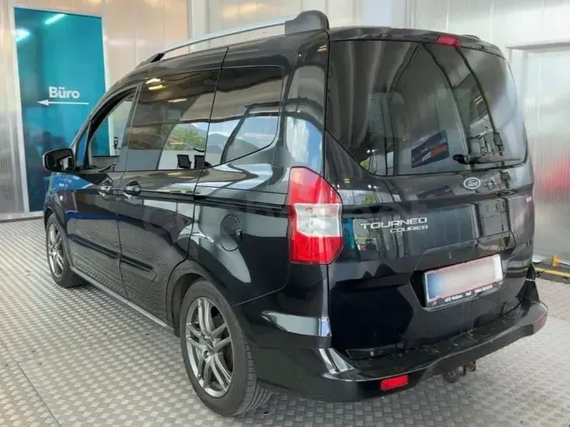 Usado Ford Tourneo Courier Titanium 100 CV (73 kW) 2015 Negro Monovolumen
