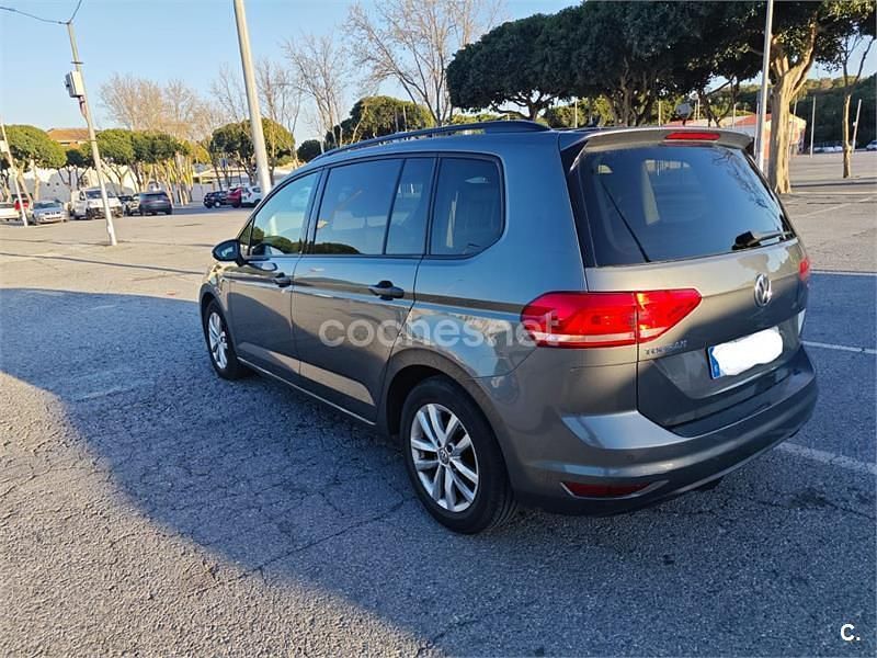 Usado VW Touran Advance 115 CV (84 kW) 2018 Gris / plata Monovolumen