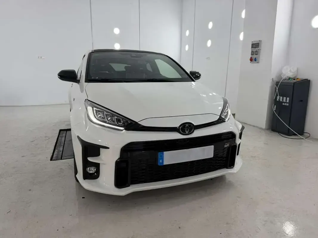 Usado Toyota Yaris 261 CV (191 kW) 2021 Blanco Utilitario