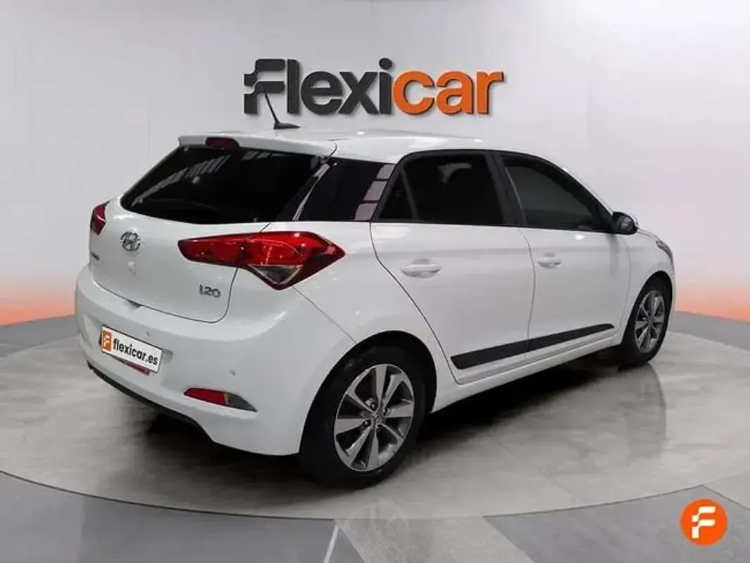 Begagnad Hyundai i20 84 HK (61 kW) 2017 Vit Sedan