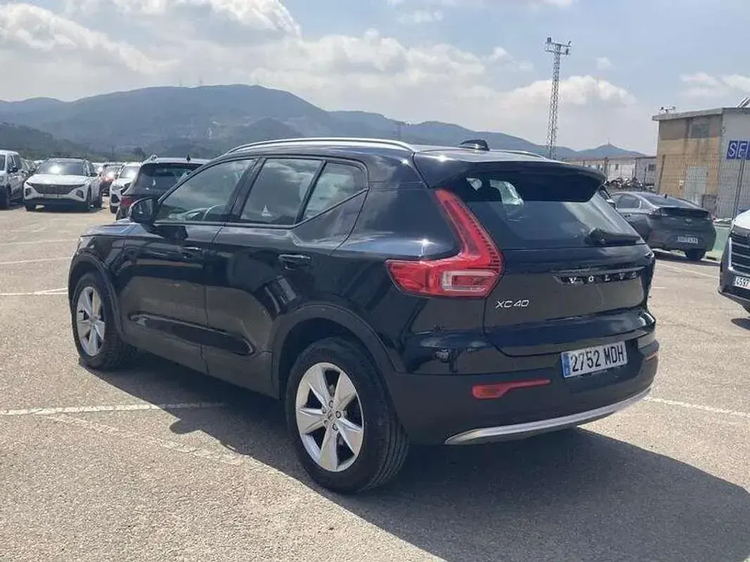 Usado Volvo XC40 Core 163 HP (119 kW) 2023 Preto SUV