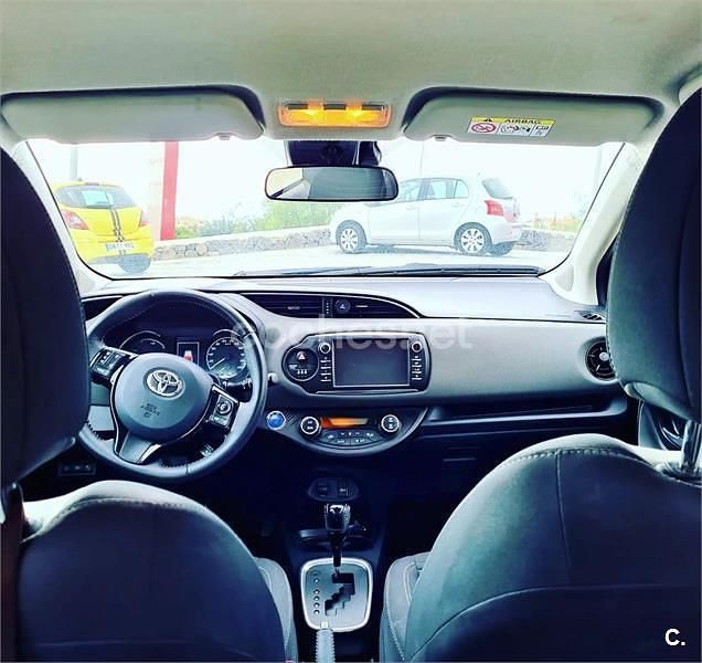 Usado Toyota Yaris Hybrid Active 100 CV (73 kW) 2018 Gris / plata Berlina