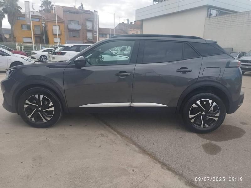 Usado Peugeot 2008 Allure 130 CV (95 kW) 2023 Gris SUV