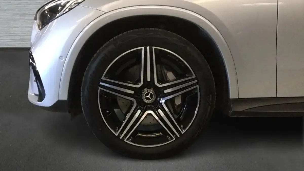 Usado Mercedes GLC220 AMG line 197 CV (144 kW) 2024 Hightechsilber metallic SUV