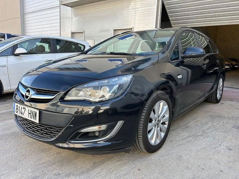 Usado Opel Astra Selective 110 CV (80 kW) 2013 Negro Familiar