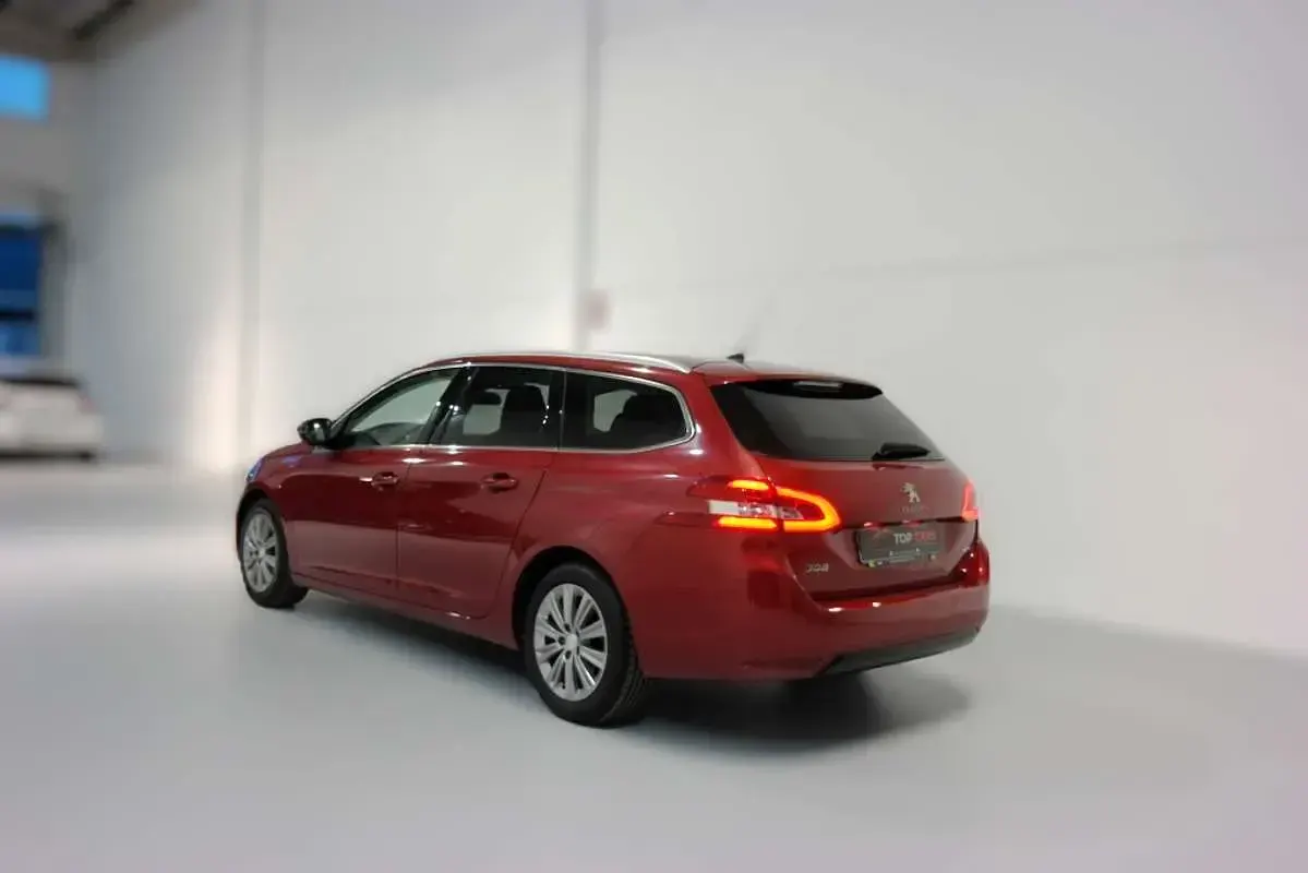 Usado Peugeot 308 SW Allure 131 CV (96 kW) 2021 Granate Familiar