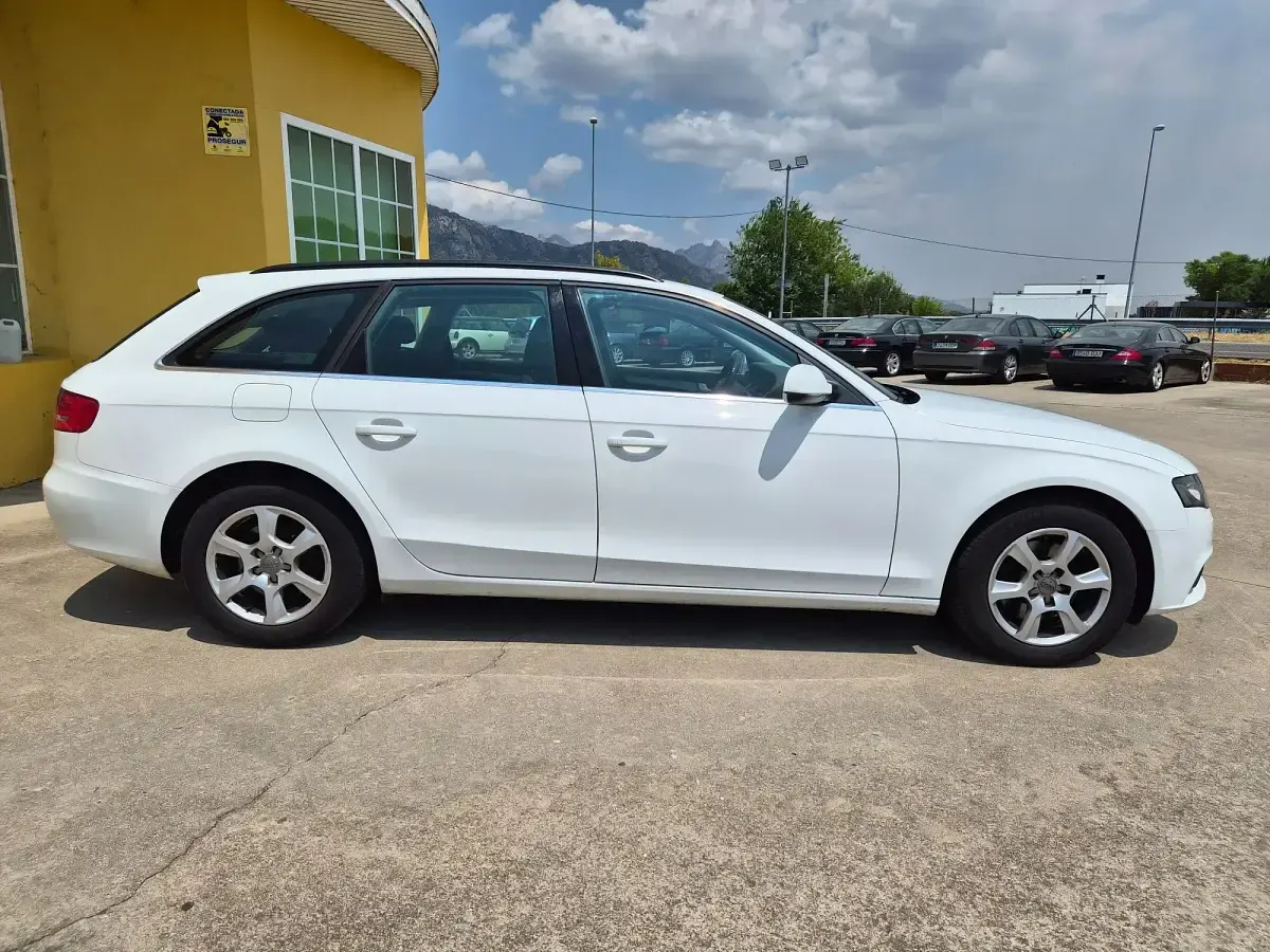 Usado Audi A4 143 CV (105 kW) 2011 Blanco Familiar