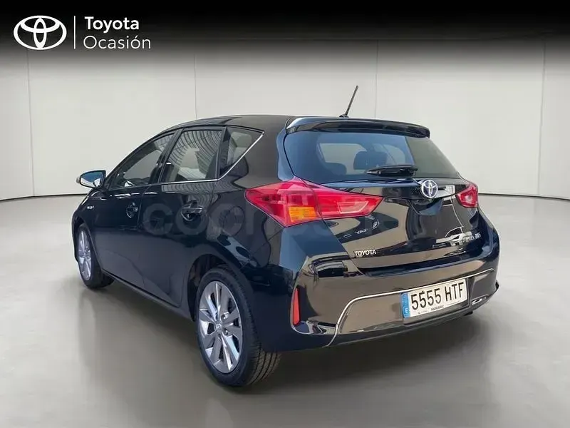 Usado Toyota Auris Hybrid Active 136 CV (100 kW) 2013 Negro Berlina