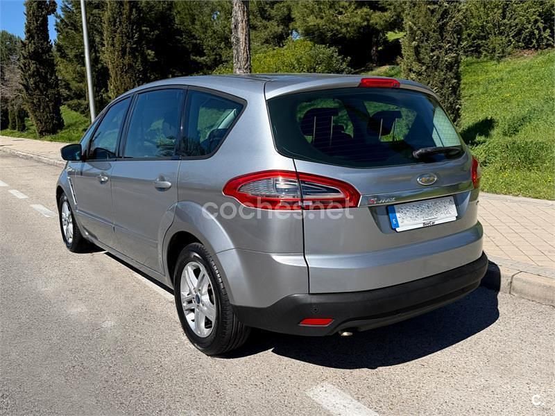 Usado Ford S-MAX Trend 140 CV (102 kW) 2011 Gris / plata Monovolumen