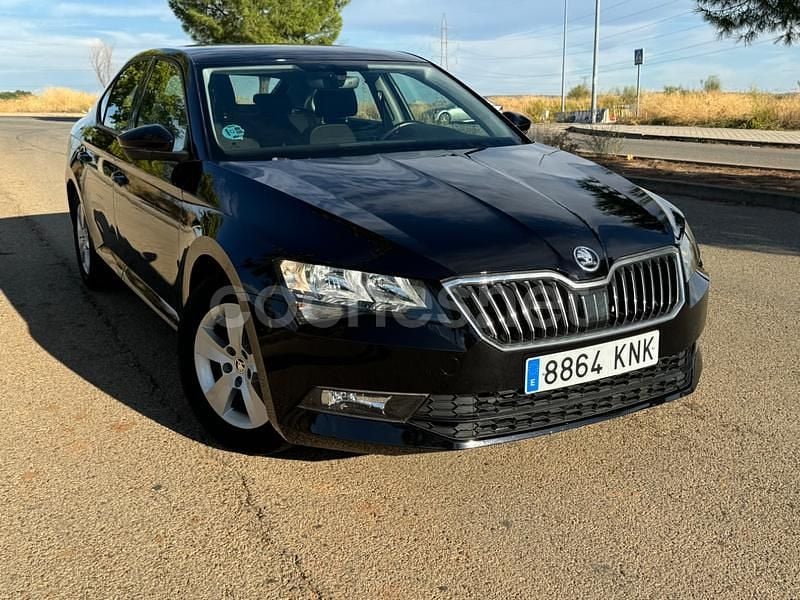 Usado Skoda Superb Active 150 CV (110 kW) 2018 Negro Berlina