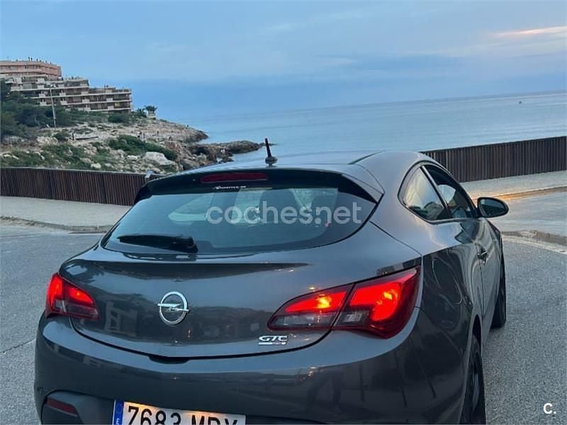 Usado Opel Astra GTC Selective 140 CV (102 kW) 2013 Gris / plata Berlina