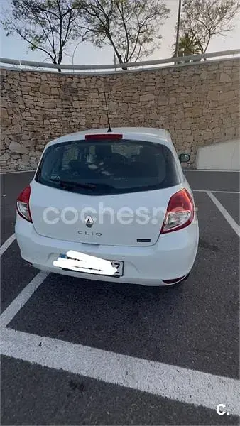 Usado Renault Clio III Collection 75 CV (55 kW) 2014 Blanco Berlina