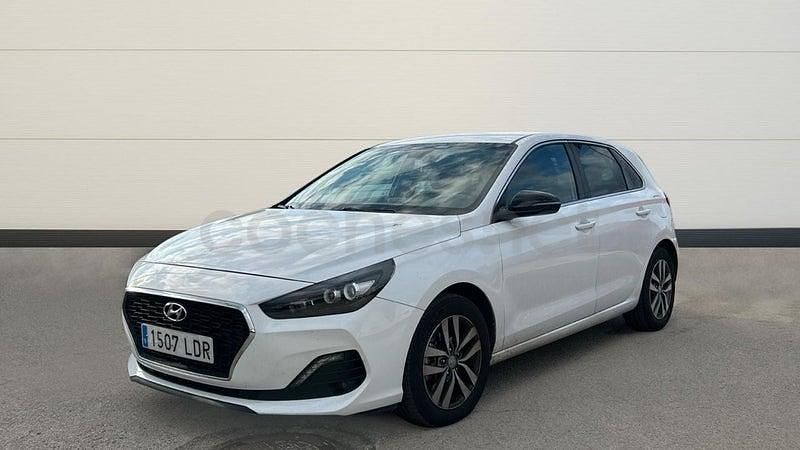 Usado Hyundai i30 120 CV (88 kW) 2019 Blanco Berlina