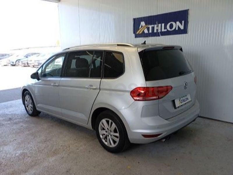 Usado VW Touran Advance 150 CV (110 kW) 2019 Gris / plata Monovolumen