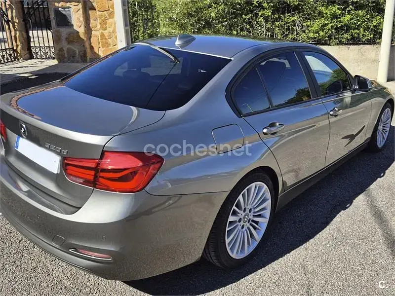 Usado BMW 320 Efficient Dynamics 163 CV (119 kW) 2018 Gris / plata Berlina