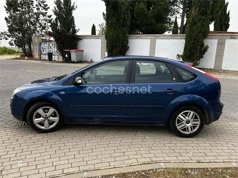 Usado Ford Focus Ghia 115 CV (84 kW) 2006 Azul Berlina