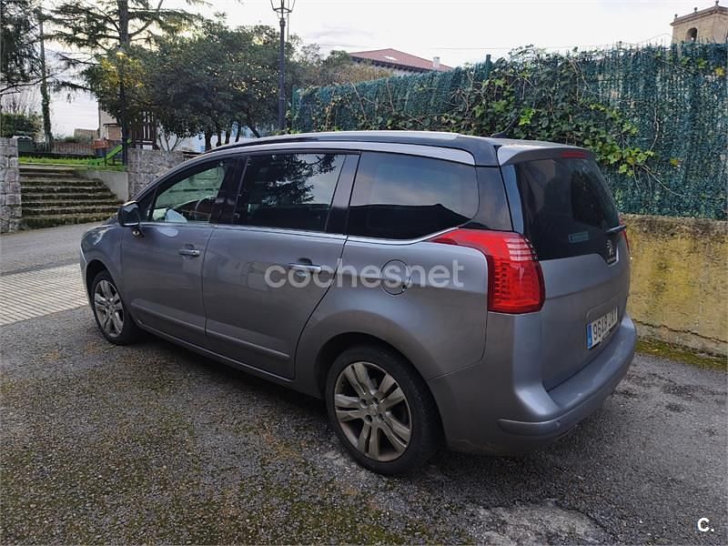 Usado Peugeot 5008 Allure 120 CV (88 kW) 2017 Gris / plata Monovolumen