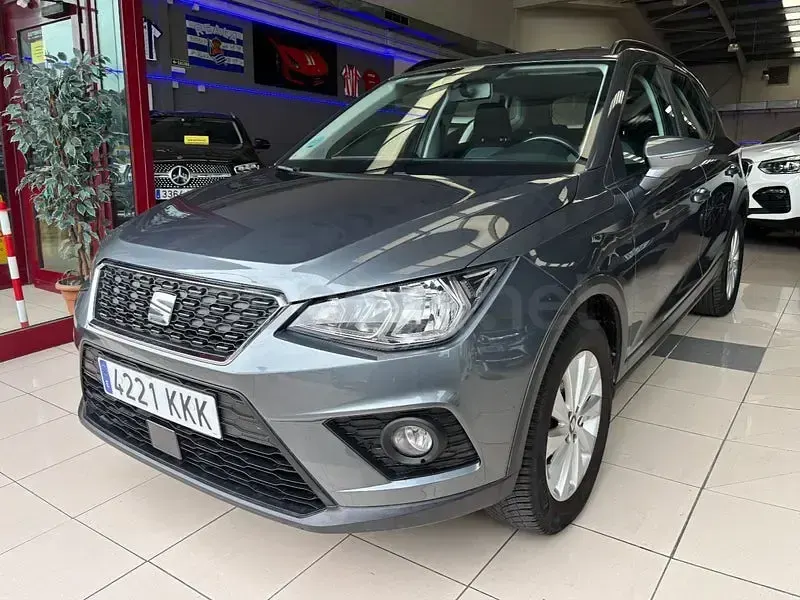 Usado Seat Arona Ecomotive 115 CV (84 kW) 2018 Gris / plata SUV